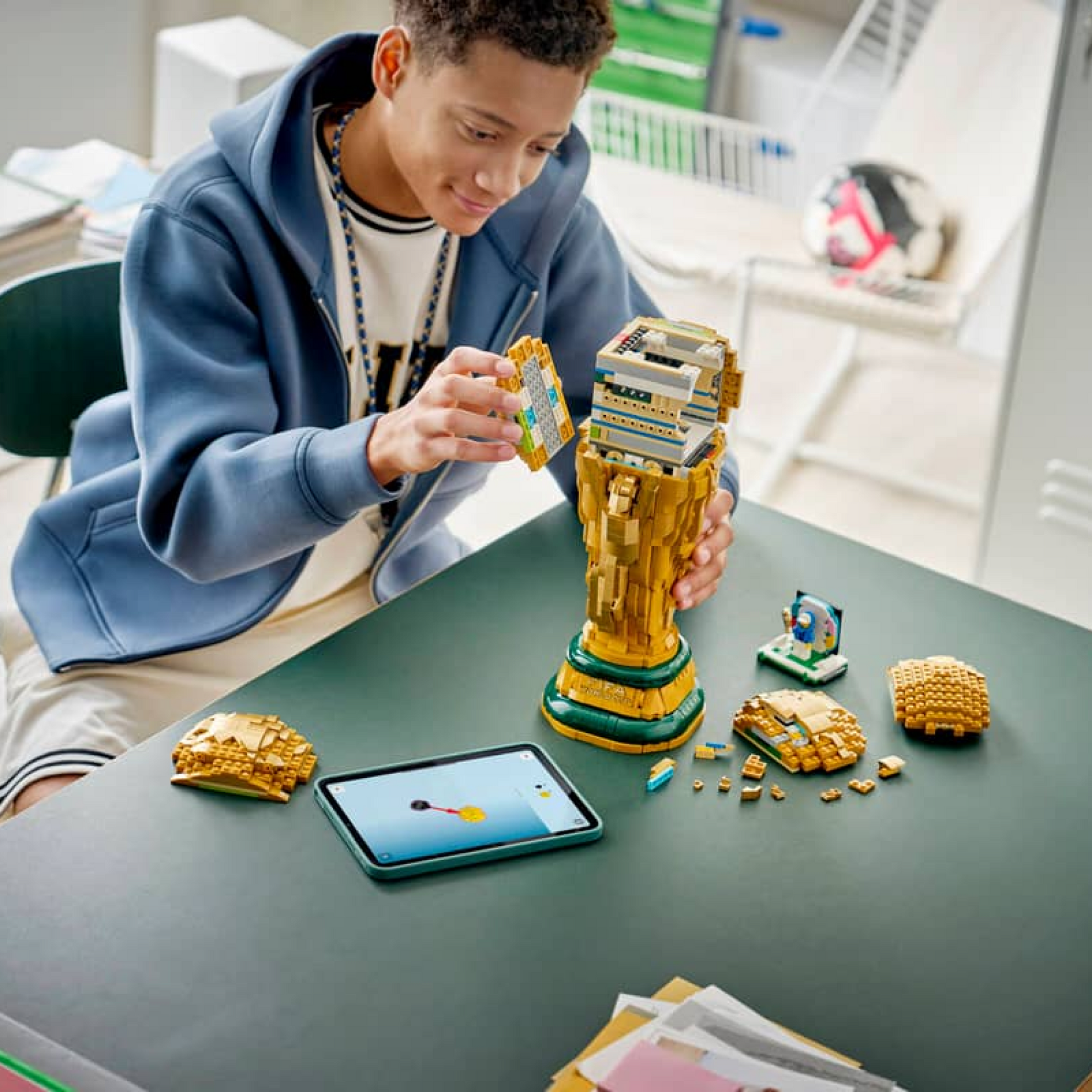 Golden Championship Trophy Building Set – 2842 Pieces